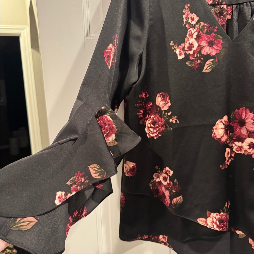 NWT Vince Camuto Womens Black Floral Bell Sleeve - Picture 3 of 6